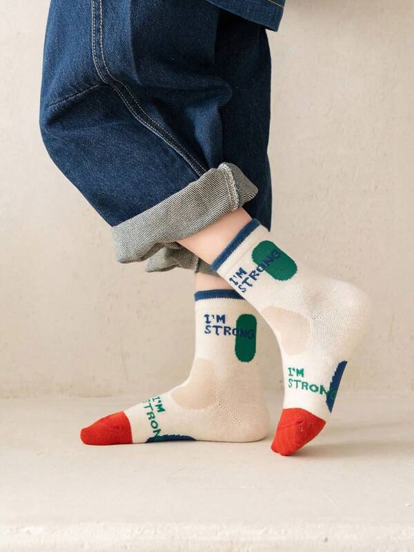5 Pairs Kids Socks. Ivory-Colored Socks With Energy-Boosting Elements, Red Toe Tips For Vitality, Blue Heels For Stability And Courage, Along With Green "I'M STRONG" Accents, Bubbling With Liveliness. Blue Socks With "Let's Play" Call, Adorable Bear Patches To Attract, Green And White Striped Toes For A Fresh, Energetic Feel To Run Wild.