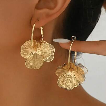 2pcs Alluring Gold-Plated Hollow Flower Wreath Earrings, Elegant Golden Flower Stud Earrings Perfect For Bridesmaids And Everyday Wear