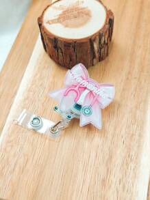 Spersonalizowana rolka z identyfikatorem, Rolka z identyfikatorem pielęgniarki z imieniem, Rolka z identyfikatorem kokardką, Rolka z identyfikatorem pielęgniarki, Rolka z identyfikatorem flebotomisty, Rolka z identyfikatorem pielęgniarki, Uchwyt na identyfikator, Prezent dla pielęgniarki, Przybory szkolne, Powrót do szkoły, Prezent do szkoły, Do biura, Do szkoły, Do klasy, Dla nauczyciela, Na uniwersytet, Dla kolegi, Do akademika, Dla nauczyciela, Uczniowie gimnazjum, Uczniowie liceum, Dodatki odzieżowe, Szykowna jesień, Użytkowy szyk