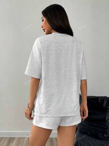 Set de 2 piezas de camiseta de manga corta de cuello redondo holgada con estampado de letras y shorts para mujer, conjunto estampado de estilo casual para uso diario y vacaciones