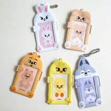 Serie de cosplay Figuras de anime Kawaii Nuevo Kpop Titular de tarjeta de dibujos animados Skz Animal Plástico Soporte de foto de tres pulgadas Forma asimétrica Cubierta protectora con imán Sujeción manual Un regalo de Navidad y cumpleaños para un amigo