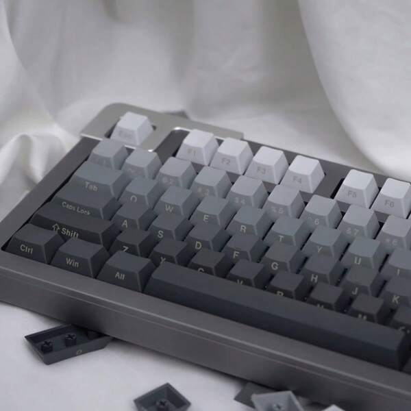 Touches de clavier en matériau PBT avec gravure latérale, gradient translucide. Profil OEM adapté aux interrupteurs MX. Personnalisable pour montage de clavier mécanique DIY (clavier non inclus)