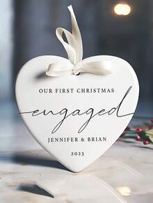 Decor ceramic personalizat în formă de inimă. Cadou de decor de sărbători, decor ceramic de Crăciun pentru logodnă, decor de logodnă, decor pentru cuplu, suvenir personalizat pentru primul Crăciun de logodnă, locuință, decorați-vă casa, suvenir, reutilizabil, drăguț, calitate înaltă. - Ornament ceramic în formă de inimă - Vizualizare 8