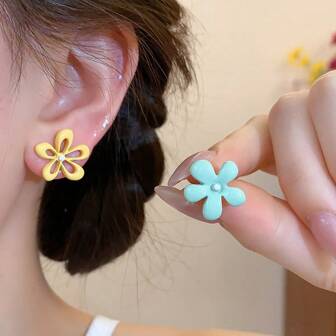 Andkiss 1 paire de boucles d'oreilles minimalistes à fleurs peintes asymétriques de mode