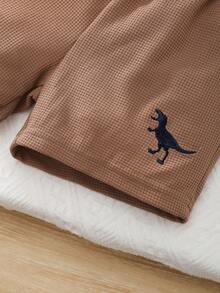 3 件套幼儿男童休闲简约灰色和棕色恐龙刺绣二合一华夫格短袖上衣、恐龙刺绣短裤和帽子 3 件套服装，夏季