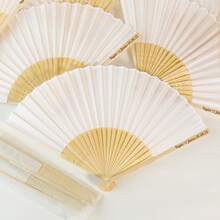 个性化丝绸婚礼扇，白色丝绸雕花折扇，批量定制婚礼伴娘回礼，特殊活动扇，夏季婚礼，乡村风格，色彩缤纷，可爱，迷人，趣味十足，卡哇伊，千禧风格，时尚，男女皆宜，休闲，定制，个性化，独特，专属定制，送给他/她的理想礼物，送给她的理想礼物，送给你的男朋友/女朋友，送给家人，送给朋友。