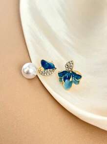 1 对简约时尚不对称花瓣珍珠水钻耳环，轻巧优雅，非常适合女性日常穿着和活动。