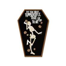 万圣节骷髅棺材壁挂吊坠 - 木质吊坠，饰有“这是最好的时光”图案，搭配落叶和骷髅舞主题，是家居装饰、节日派对或万圣节爱好者的独特礼物的完美之选。万圣节装饰