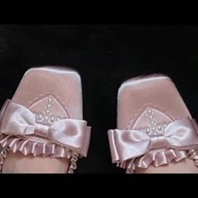 Halbschuhe mit gekreuzten Riemen