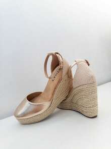 Chaussures de style espadrille pour femmes avec une semelle compensée en jute et une sangle de cheville réglable. Fabriquées doux, elles se distinguent par leur design classique et polyvalent qui se combine facilement avec des looks décontractés ou plus élégants. Leur semelle intérieure matelassée et leur semelle antidérapante garantissent le confort et la  à chaque pas. Livraison estimée : 1-3 jours ouvrables (Continent). - Doré - Voir 3