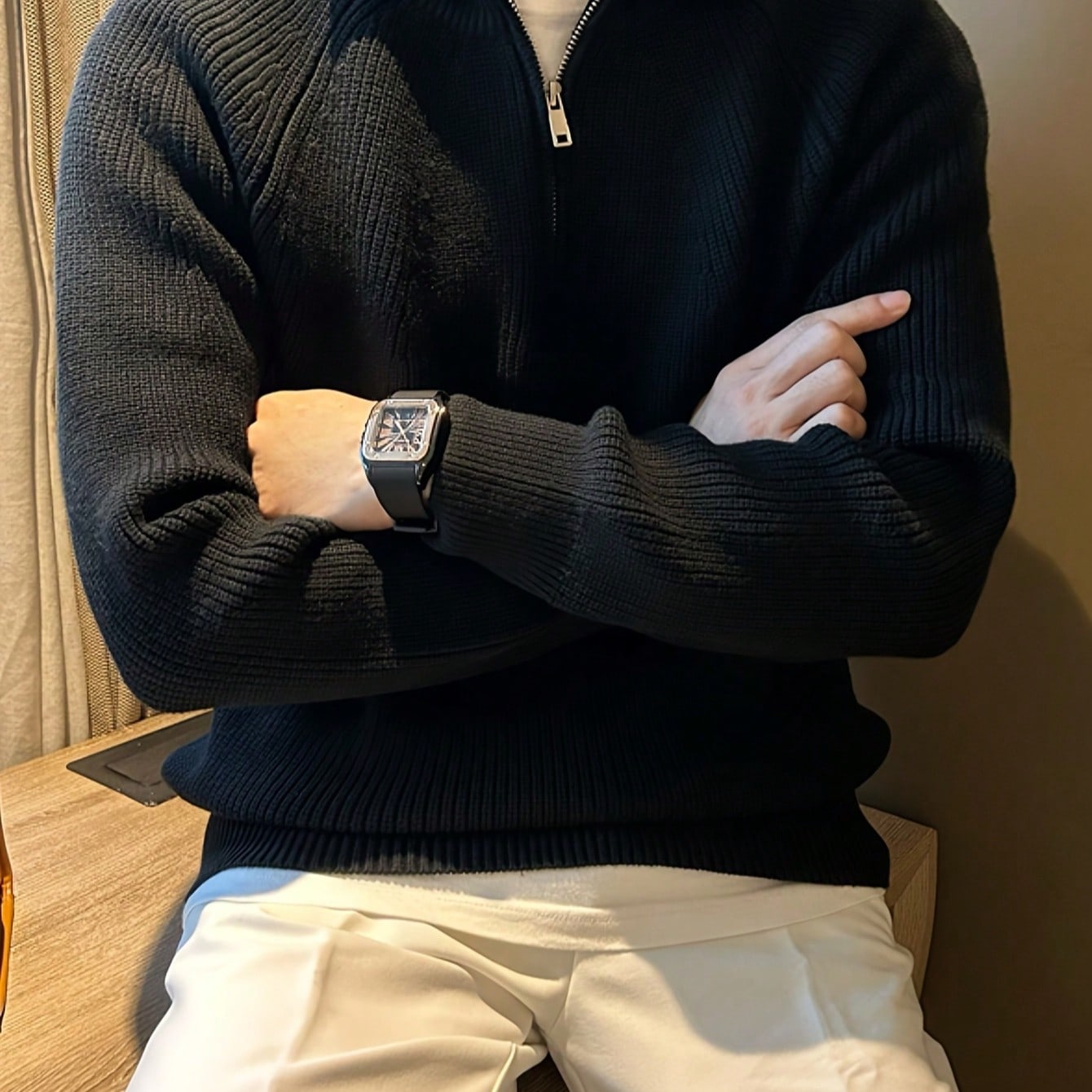 Pieza Suéter de media cremallera para hombres, tela suave y cómoda, amigable con la piel, elástica, de textura minimalista negra, versátil para el