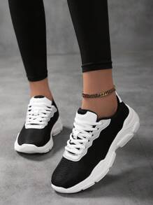 2025 Baskets classiques noir et blanc à contraste en mesh pour femmes, semelle épaisse durable, convient pour les sports outdoor, la course, le fitness, l'amortissement améliore la hauteur, à la mode et polyvalentes