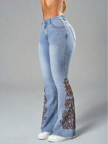 Women's Casual Flared Jeans With Embroidery Patterns, Frayed Hems, And Fringed Hems. Women's High-Waisted Flared Pants With Unique Embroidery Design And Fashionable Fringed Hems, Fully Showing The Charm Of Elegant Long Legs. Women's Casual Pants. Blended Material 75% Cotton, 23% Polyester. The Trouser Legs Are Straight Flared Pants, With Embroidery On The Trouser Legs, The Fabric Is Blue, With A Washed And Distressed Style, A Total Of Four Pockets, The Placket Is A Button And Zipper, And There Is No Belt. - 淺色水洗藍 - 查看 5