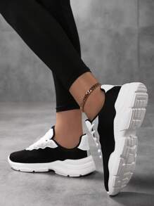 2025 Baskets classiques noir et blanc à contraste en mesh pour femmes, semelle épaisse durable, convient pour les sports outdoor, la course, le fitness, l'amortissement améliore la hauteur, à la mode et polyvalentes