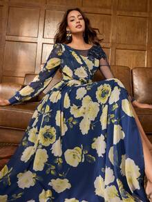 Faeriesty 印花优雅雪纺花卉印花长裙 - 交叉领口，带有蕾丝花朵的透明网眼肩部面板，可调节腰带以修饰轮廓，飘逸的及地长裙 | 浪漫婚礼和花园派对服装 - 藏蓝色 - 查看 3