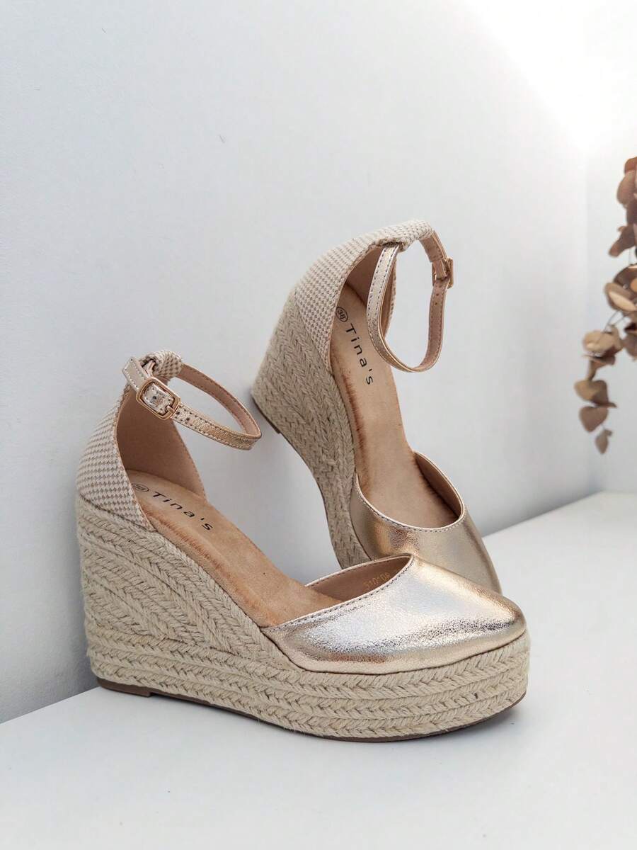 Chaussures de style espadrille pour femmes avec une semelle compensée en jute et une sangle de cheville réglable. Fabriquées doux, elles se distinguent par leur design classique et polyvalent qui se combine facilement avec des looks décontractés ou plus élégants. Leur semelle intérieure matelassée et leur semelle antidérapante garantissent le confort et la  à chaque pas. Livraison estimée : 1-3 jours ouvrables (Continent). - Doré - Voir 1