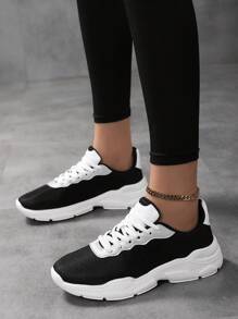 2025 Baskets classiques noir et blanc à contraste en mesh pour femmes, semelle épaisse durable, convient pour les sports outdoor, la course, le fitness, l'amortissement améliore la hauteur, à la mode et polyvalentes