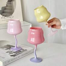 A Pink Cocktail Glass Made Of Glass With An Asymmetric Shape, The Cloud Cup. It's A Festive Cup For Wedding Banquets, A Sweet Wine Glass, A Creative Goblet With A Candy Color That Appeals To Girls. It's Often Suitable For Theme Parties, Valentine's Day And Wedding Anniversaries.
