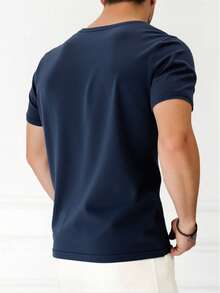 Shendy Vendy Playera de Hombre Estampada 100% Algodón Cuello Redondo Manga Corta Diseño Japones Hapiness Letras y Peces Ropa Casual Estilo Urbano Streetwear Ajuste Cómodo Tacto Suave Transpirable Ideal para Todas Las Temporadas o Estaciones Prenda Ligera de Alta Calidad Look Moderno Masculino Outfit Diario Deportivo Vacacional Moda Actualizada Combinable con Pantalón de Mezclilla Joggers Bermudas o Chamarra en Varios Colores - Azul Marino - Ver 2