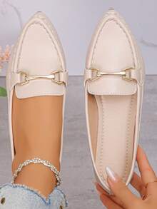 英式米色金属扣尖头一脚蹬乐福鞋，加大码 35-45，时尚柔软舒适的平底休闲鞋，适合春秋冬，黑色