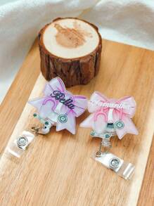 Spersonalizowana rolka z identyfikatorem, Rolka z identyfikatorem pielęgniarki z imieniem, Rolka z identyfikatorem kokardką, Rolka z identyfikatorem pielęgniarki, Rolka z identyfikatorem flebotomisty, Rolka z identyfikatorem pielęgniarki, Uchwyt na identyfikator, Prezent dla pielęgniarki, Przybory szkolne, Powrót do szkoły, Prezent do szkoły, Do biura, Do szkoły, Do klasy, Dla nauczyciela, Na uniwersytet, Dla kolegi, Do akademika, Dla nauczyciela, Uczniowie gimnazjum, Uczniowie liceum, Dodatki odzieżowe, Szykowna jesień, Użytkowy szyk