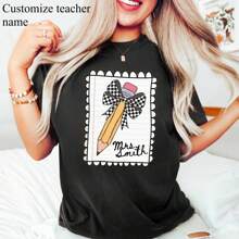 1 pieza Camiseta personalizada con el nombre del maestro, camiseta cómoda de regreso a clases, primer día de clases, camisetas para la presentación de maestros de primaria, camiseta con estampado de lápiz