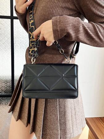 极简主义绗缝链条装饰翻盖方形包