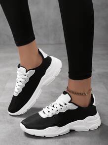 2025 Baskets classiques noir et blanc à contraste en mesh pour femmes, semelle épaisse durable, convient pour les sports outdoor, la course, le fitness, l'amortissement améliore la hauteur, à la mode et polyvalentes