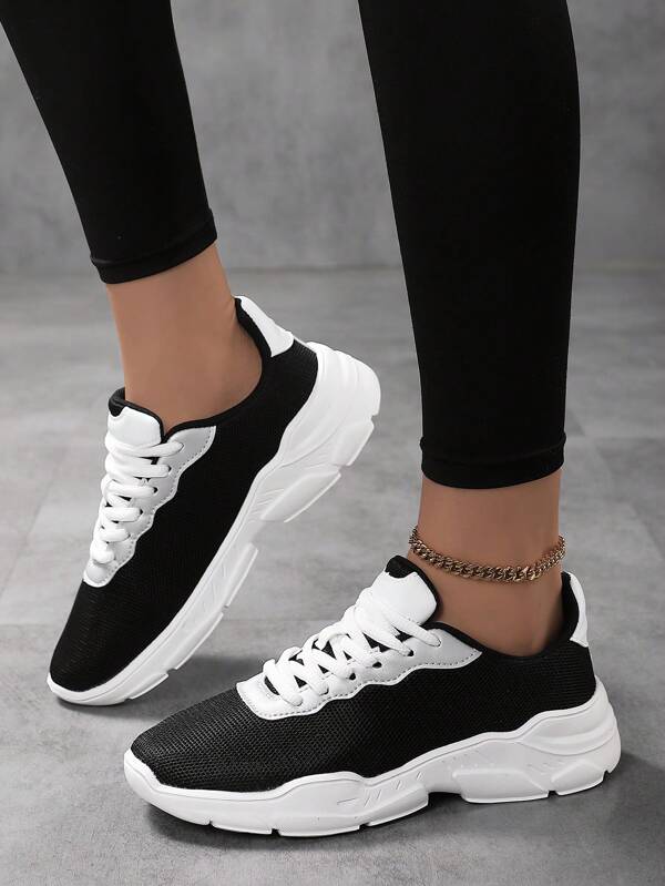 2025 Baskets classiques noir et blanc à contraste en mesh pour femmes, semelle épaisse durable, convient pour les sports outdoor, la course, le fitness, l'amortissement améliore la hauteur, à la mode et polyvalentes