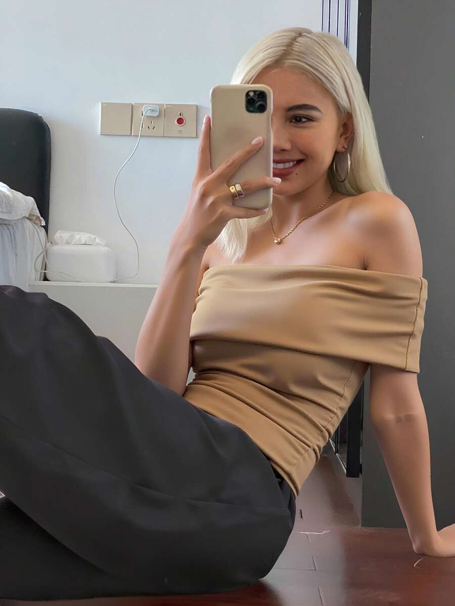 Livesso Minimalistisches, sexy Off-Shoulder enges Top T-Shirt, Crop Tops für Frauen - Khaki - Übersicht 1
