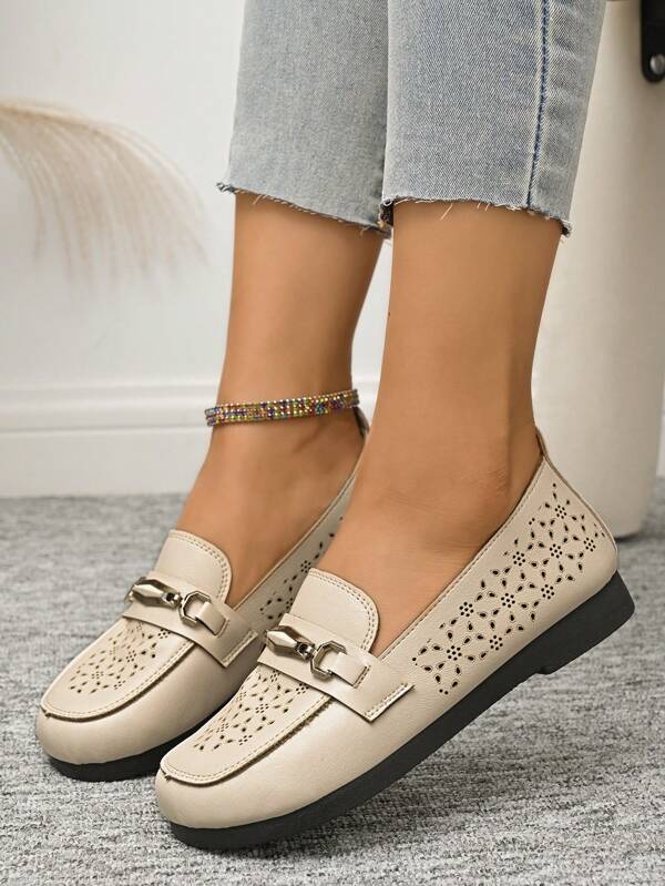 Mocassini eleganti e piatti da donna, con punta tonda, decorazione con bottone, in pelle sintetica traforata, comodi e alla moda. 2 nuove scarpe casual e versatili dallo stile vintage, adatte a donne di mezza età e anziane