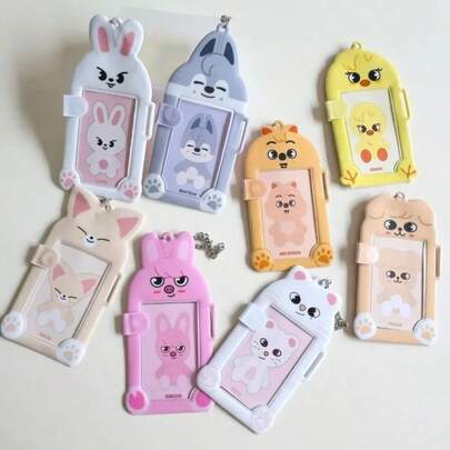 Cosplay-Serie Anime-Figuren, Kawaii Neue K-Pop Cartoon Skz Tier Plastik Kartenhalter, Drei Zoll Fotohalter mit magnetischer Saughalterung, asymmetrische Form, Schutzabdeckung zum Händchenhalten, ein Weihnachts- und Geburtstagsgeschenk für einen Freund