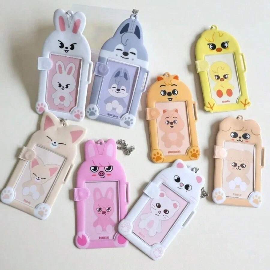 Serie de cosplay Figuras de anime Kawaii Nuevo Kpop Titular de tarjeta de dibujos animados Skz Animal Plástico Soporte de foto de tres pulgadas Forma asimétrica Cubierta protectora con imán Sujeción manual Un regalo de Navidad y cumpleaños para un amigo