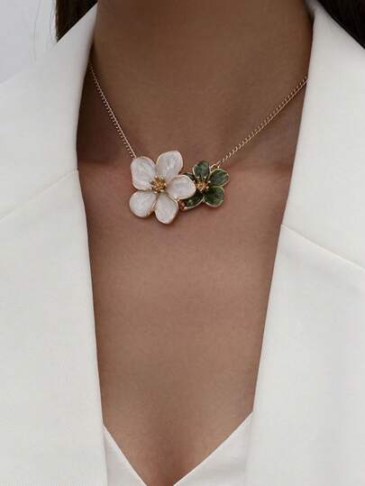 A Temperament Dripping Elegant Green And White Flower-Shaped Five-Leaf Flower Pendant Necklace For Women
