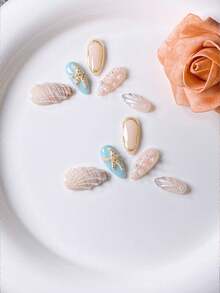 体验清新海洋美甲 | 10 件手工按压式指甲 | 杏仁形指甲，饰有贝壳和海星细节 | 附赠指甲套装（锉刀 + 果冻胶）| 适合女性海滩度假和夏季外出 | 美甲用品