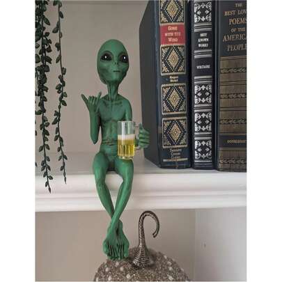 [趣味触感] 外星人喝啤酒雕像 - 有趣而幽默的空间装饰，绿色外星人雕像手拿啤酒杯，非常适合桌面或架子展示，是科幻迷的理想礼物，圣诞节、节日、最好的朋友礼物、节日必备品、科幻房间装饰 | 俏皮的外星人设计 | 精湛的工艺，外星人装饰，家居装饰