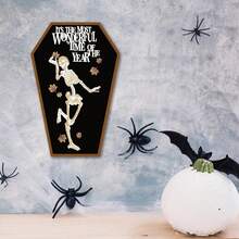 万圣节骷髅棺材壁挂吊坠 - 木质吊坠，饰有“这是最好的时光”图案，搭配落叶和骷髅舞主题，是家居装饰、节日派对或万圣节爱好者的独特礼物的完美之选。万圣节装饰