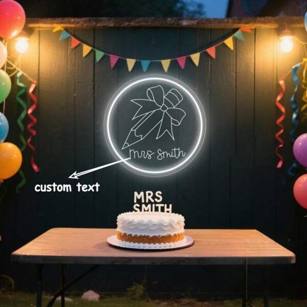 Enseigne lumineuse au néon personnalisée avec design personnalisé d'enseignant, texte en 3D sculpté et motif de crayon avec nœud, décoration de retour à l'école, art mural de lumière au néon, nom personnalisé, cadeau parfait pour un anniversaire, une fête d'Halloween, une chambre, un salon, une fête de remise des diplômes, une réunion de rentrée des classes, une décoration de bureau. Disponible dans différentes tailles et couleurs, alimenté par USB, luminosité réglable, cadeau personnalisé