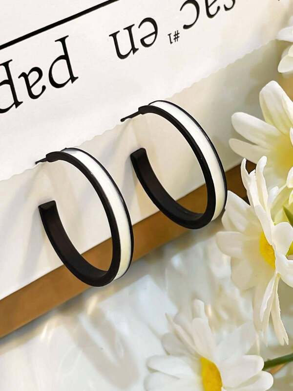 زوج من أقراط الحلقة ذات البلوك اللوني الأسود والأبيض والبني الداكن بملمس مطفي، أقراط بسيطة وعصرية متعددة الاستخدامات للنساء