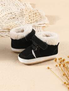 1 双可爱踝靴，温暖柔软的婴幼儿鞋，0-1 岁，男女通用，钩环闭合，防滑橡胶鞋底设计