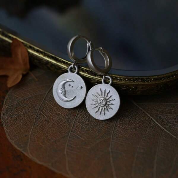 Orecchini pendenti di moda semplice da donna, pendenti rotondi intagliati con decorazione sole e luna creativa, versatili per feste, abbinamento quotidiano, regalo