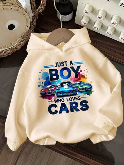 Ung pojke, varm huvtröja med mönster för bilar och bokstäver