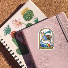 3 英寸“保持积极！”贴纸 - 复古 - 异想天开的插图乙烯基贴纸，带有鲨鱼和潜水员，适用于笔记本电脑、水瓶、沙滩装备、夏季空间和积极区域 | 非常适合乐观主义者、沙滩爱好者、复古美学爱好者和幽默爱好者 | 非常适合增添俏皮氛围、传播积极性和怀旧装饰 | 有趣的贴纸，用于表达乐观和轻松的冒险，适用于学校用品，返校