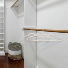 ANDROMEDA INC Set 50 piezas ganchos perchas para ropa terciopelo antideslizantes ahorrar espacio closet organizador resistente ganchos prendas delicadas ropa colgar no resbala multiusos hogar - Beis - Ver 7