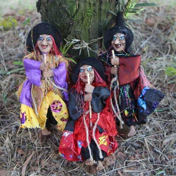 Halloween heksenornamenten, hangende heks op bezemsteel - Halloween decoratiepop, griezelige heksenhanger voor spookhuis, KTV, bar, restaurantdeur, binnen- en buitendecoratie, Halloweenfeest, tuin, terras, herfstdecoratie voor thuis (willekeurige kleur)