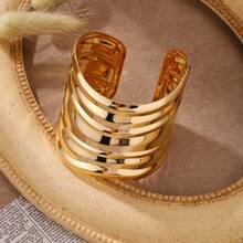 18K镀金不锈钢宽面凹凸开口手镯，时尚简约，适合女性佩戴，可用于派对、约会和办公场合。