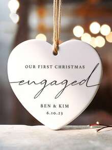 Decor ceramic personalizat în formă de inimă. Cadou de decor de sărbători, decor ceramic de Crăciun pentru logodnă, decor de logodnă, decor pentru cuplu, suvenir personalizat pentru primul Crăciun de logodnă, locuință, decorați-vă casa, suvenir, reutilizabil, drăguț, calitate înaltă. - Ornament ceramic în formă de inimă - Vizualizare 6