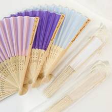 个性化丝绸婚礼扇，白色丝绸雕花折扇，批量定制婚礼伴娘回礼，特殊活动扇，夏季婚礼，乡村风格，色彩缤纷，可爱，迷人，趣味十足，卡哇伊，千禧风格，时尚，男女皆宜，休闲，定制，个性化，独特，专属定制，送给他/她的理想礼物，送给她的理想礼物，送给你的男朋友/女朋友，送给家人，送给朋友。