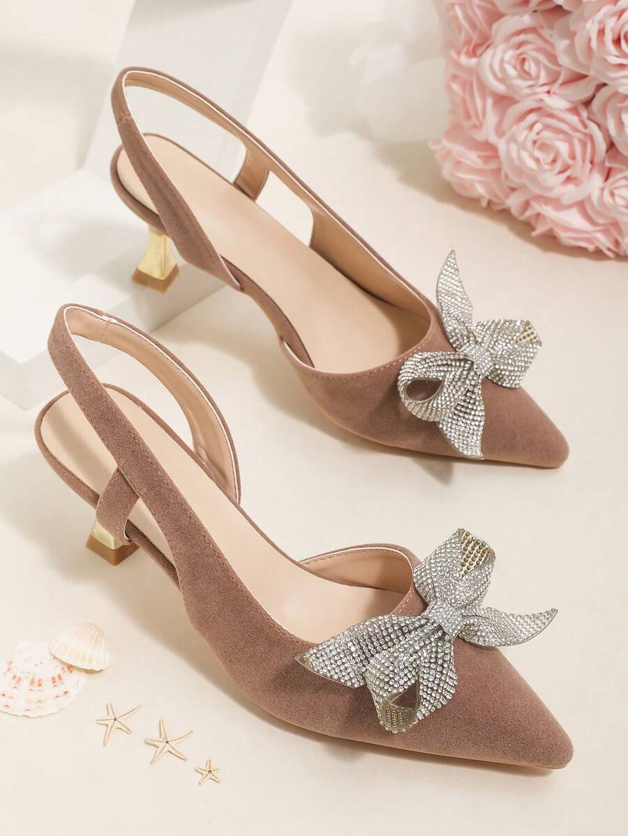 1 paire d'élégants talons hauts à bout pointu, matériau aspect avec décoration nœud strass, talon carré doré, convient pour le mariage