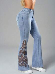 Women's Casual Flared Jeans With Embroidery Patterns, Frayed Hems, And Fringed Hems. Women's High-Waisted Flared Pants With Unique Embroidery Design And Fashionable Fringed Hems, Fully Showing The Charm Of Elegant Long Legs. Women's Casual Pants. Blended Material 75% Cotton, 23% Polyester. The Trouser Legs Are Straight Flared Pants, With Embroidery On The Trouser Legs, The Fabric Is Blue, With A Washed And Distressed Style, A Total Of Four Pockets, The Placket Is A Button And Zipper, And There Is No Belt. - 淺色水洗藍 - 查看 2